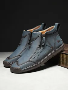 Detailansicht der graublauen Wildlederboots mit seitlichem Reißverschluss und Handnaht