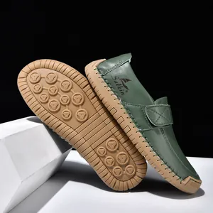 Makro-Detail von dunkelgrünen Leder-Loafers mit langlebiger 100% Naturkautschuksohle