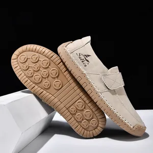 Details der Salkin Slipper mit handgenähtem Wildleder und rutschfester Gummisohle