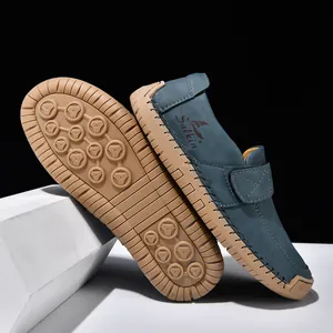 Details von marineblauen Wildleder-Loafern mit rutschfesten Gummisohlen und Handnähten