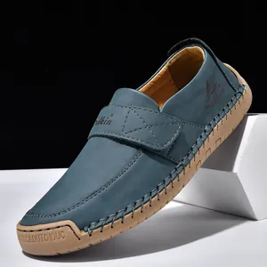 Detail von dunkelblauen Slipper mit Handnaht und strapazierfähiger 100% Gummisohle