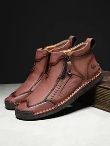 Detailansicht dunkelbrauner Leder-High-Top-Schuhe mit Reißverschluss und Kontrastnaht