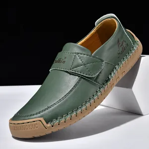Details von dunkelgrünem Leder-Loafer mit Kontrastnähten und robuster Gummisohle