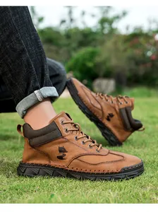 Detail van tan leren laars met vossenkop-logo en dikke antislip rubberen zool
