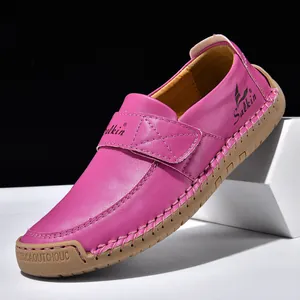 Detail der rosaroten Leder-Loafer mit handgenähten Nähten und 100 % Gummisohle