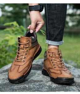 Detail van bruine PU-leren herenlaarzen met zichtbare stiksels en antislip rubberen zolen