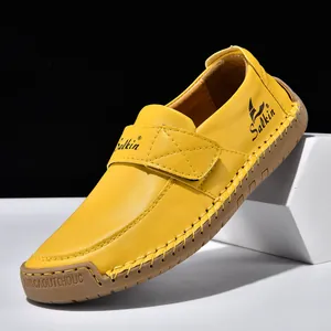 Detailansicht gelber Leder-Loafer mit handgenähten Nähten und robuster Gummisohle