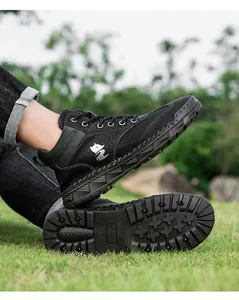 Gedetailleerd overzicht van de duurzame rubberen zool en antislip profiel van de laarzen