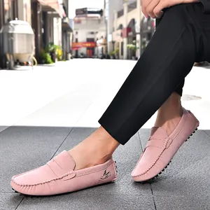 Dettaglio macro di mocassini in camoscio rosa con suola a gommini e logo Salkin