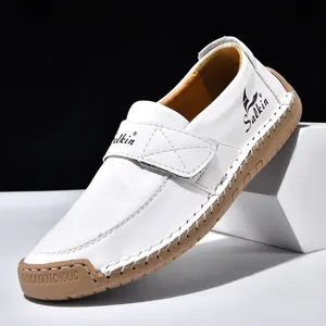 Nahaufnahme weißer Leder-Loafer mit handgefertigter Naht und Gummisohle für Herren