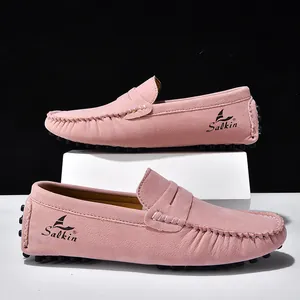 Dettaglio macro di mocassini in pelle scamosciata rosa con cuciture e suola in gomma