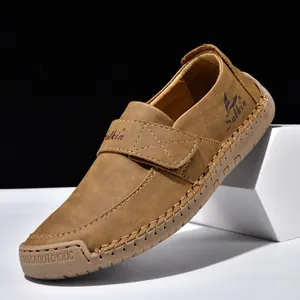 Detail der braunen Leder-Loafers mit Salkin-Logo und handgefertigten Seitennähten