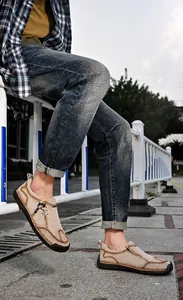 Heren loafers in zandkleur leer met suède textuur en veters met trekkoord buiten