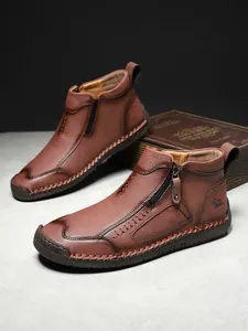 Detail von braunem Herrenstiefel mit Reißverschluss, Enten-Logo und Kontrastnähten