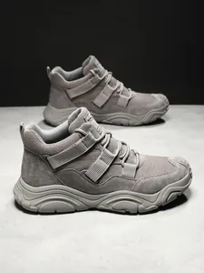 Detailaufnahme der grauen Wildleder-Wanderschuhe mit Fokus auf Nähten und breitem Gurtband