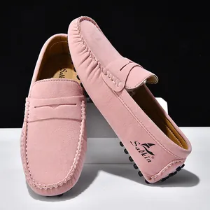 Dettaglio di un mocassino in pelle scamosciata rosa con logo Salkin e suola gommata