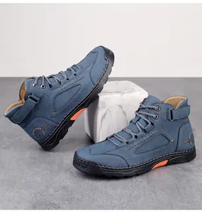 Detail van blauwe hoge herensneakers met sportstiksels en zachte rubberen zolen