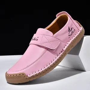 Detailaufnahme rosa Leder-Loafer mit Kontrastnaht und natürlicher Gummisohle