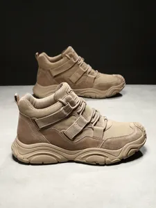Detail von Khaki-Echtleder-Wanderschuhen mit robuster, rutschfester Gummisohle im Freien
