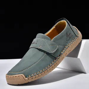 Makro-Detail von atmungsaktiven Loafers mit Handnaht und rutschfester Gummisohle