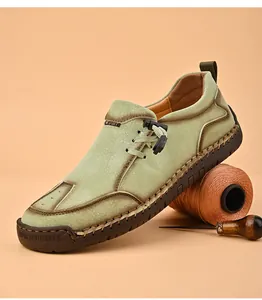 Detailopname van handgemaakte groene lederen loafers met stiksels en rubberen zool