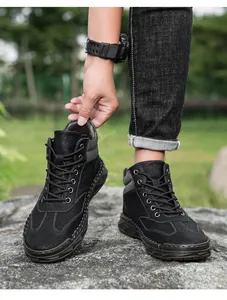 Detail van zwarte PU-lederen laarzen met handgestikte zolen en antislip buitenzolen