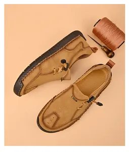 Macro detail van handgemaakte leren loafer met stiksels en het SPORT-label