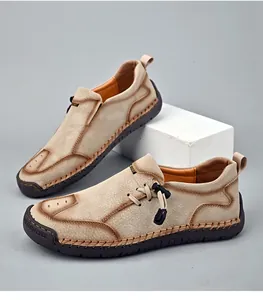 Detail van kaki lederen instappers met handstiksels en elastische veters