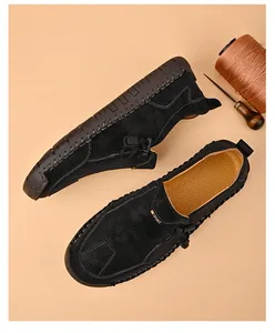Detail van handgemaakte zwarte lederen loafers met stikseldecoratie en antislip binnenzool