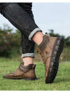 Detail van donkerbruine PU-lederen outdoorschoen met antislip rubberen zool en hiellus