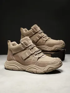 Detail von hohen Leder-Tactical-Outdoor-Schuhen mit rutschfesten Gummisohlen