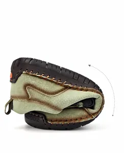 Detail van de hoge flexibiliteit van de leren herenloafer met een buiging van 180°