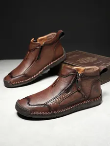Nahaufnahme der Herren-Lederstiefel mit Seitenreißverschluss und handgenähter Sohle