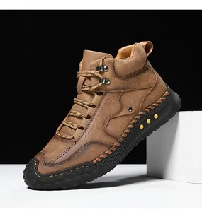 Detalle de botas de cuero marrón para hombre con punta reforzada y suela de goma