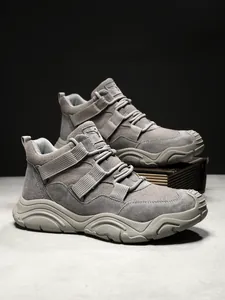Makroaufnahme dunkelgrauer Wanderschuhe aus Veloursleder mit dicker Sohle und runden Schnürsenkeln