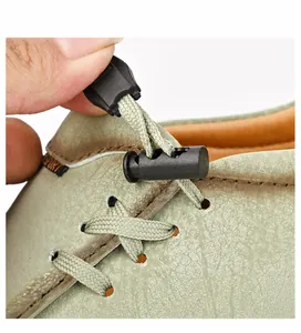 Detail van groene leren loafer met elastisch vetersysteem met stopper voor makkelijk dragen