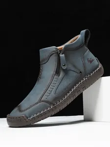 Detailansicht der graublauen Nubuklederstiefel mit Reißverschluss und markanter Ziernaht