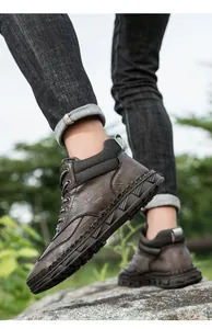 Gedetailleerd beeld van de handgenaaide naden en antislip rubberen zool op bruine leren laarzen