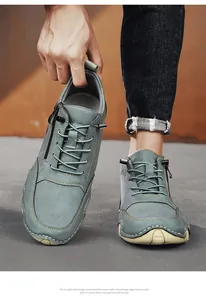 Λεπτομέρεια από γκρι μπλε nubuck μποτάκια με φερμουάρ και στιβαρές χειροποίητες ραφές