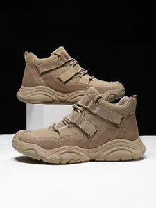 Detail von hohen Leder-Tactical-Sneakern mit khaki Wildleder und dicker Gummisohle