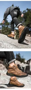 Primer plano detallado de botas marrones para hombre con costuras a mano y suelas antideslizantes