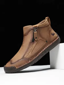 Detailansicht brauner Lederstiefel mit Handnähten und seitlichem Reißverschluss-Verschluss