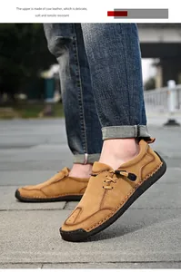 Detail van lichtbruine leren loafers met handgemaakte stiksels en rubberen zolen