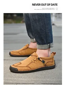 Detail van bruine suède loafers met handgemaakte stiksels en elastisch vetersysteem