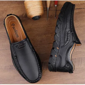 Détail des coutures en cuir faites main et du côté perforé respirant sur mocassins noirs