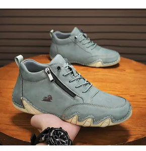 Λεπτομέρεια από γκρι-πράσινο nubuck δερμάτινο μποτάκι με φερμουάρ και λογότυπο κριού