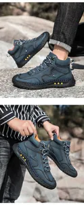 Detalle de botas altas de cuero azul con costuras amarillas y suelas de goma resistentes