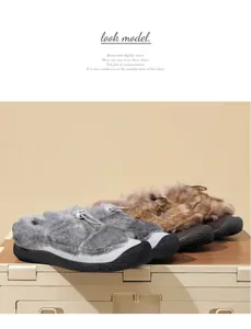 Dettaglio della consistenza pelosa e del cordoncino regolabile su scarpe invernali calde