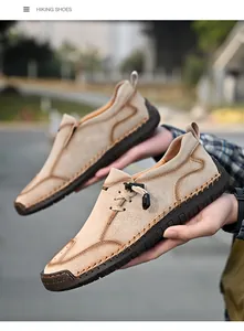 Detail van leren wandelschoenen voor heren met duurzame rubberen zolen en stiksels