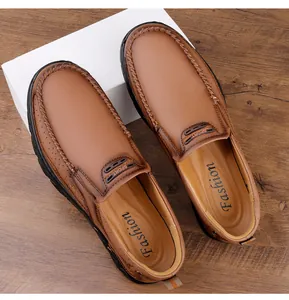 Détail de chaussure décontractée marron avec coutures précises et évents latéraux aérés